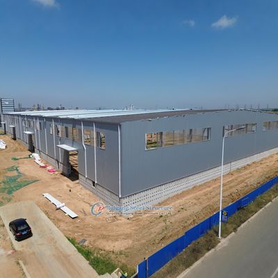 Αποθήκη κατασκευής χάλυβα με διαφανή πάνελ για φυσικό φωτισμό